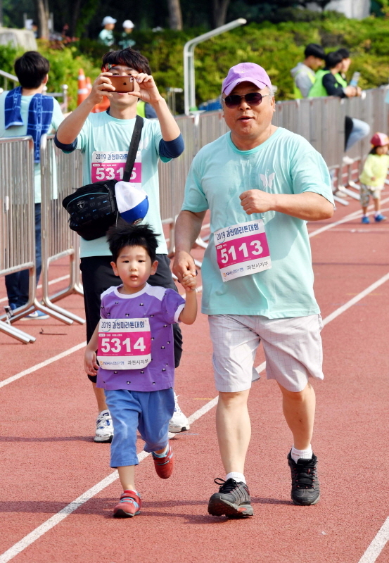 12일  과천 관문체육공원에서 열린 '2019 과천마라톤대회'에서 가족, 동료들이 함께 달리고 있다. 이번 대회는 과천시와 경기일보가 공동 주최하고, 과천시체육회와 과천시육상연맹이 주관했다. 김시범기자