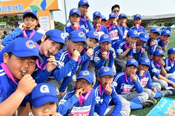 12일  과천 관문체육공원에서 열린 '2019 과천마라톤대회'에서 코스를 완주한 과천 리틀야구단원들이 메달을 이로 깨물어보고 있다. 이번 대회는 과천시와 경기일보가 공동 주최하고, 과천시체육회와 과천시육상연맹이 주관했다. 김시범기자
