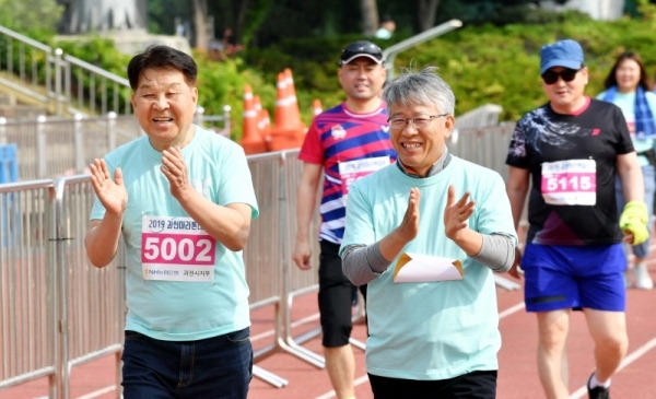 12일  과천 관문체육공원에서 열린 '2019 과천마라톤대회'에서 신항철 본보 대표이사 사장 등이 시민과 함께 달리고 있다. 이번 대회는 과천시와 경기일보가 공동 주최하고, 과천시체육회와 과천시육상연맹이 주관했다. 김시범기자