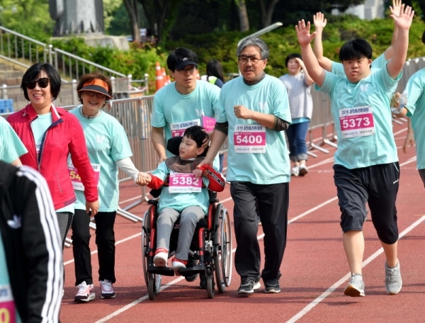 12일  과천 관문체육공원에서 열린 '2019 과천마라톤대회'에서 장애인과 비장애인들이 함께 달리고 있다. 이번 대회는 과천시와 경기일보가 공동 주최하고, 과천시체육회와 과천시육상연맹이 주관했다. 김시범기자