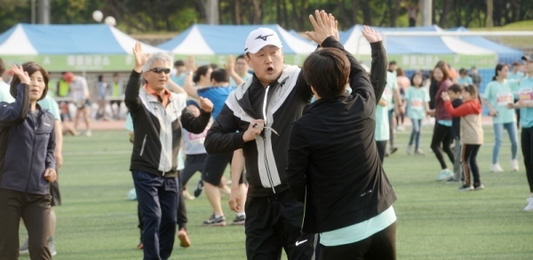 `2019 과천마라톤대회`가 열린 12일 오전 과천관문체육공원에서 참가자들이 몸풀기 체조를 하고 있다. 윤원규 기자
