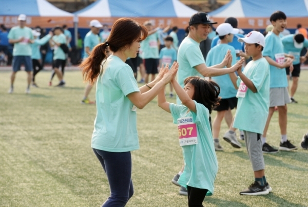 `2019 과천마라톤대회`가 열린 12일 오전 과천관문체육공원에서 참가자들이 몸풀기 체조를 하고 있다. 윤원규 기자