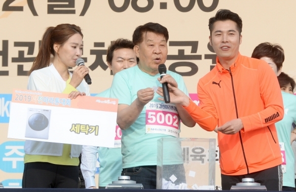 `2019 과천마라톤대회`가 열린 12일 오전 과천관문체육공원에서 신항철 경기일보 대표이사 사장이 경품추첨을 하고 있다 윤원규 기자