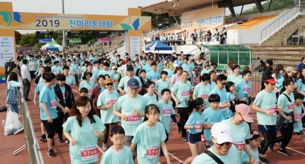 `2019 과천마라톤대회`가 열린 12일 오전 과천관문체육공원에서 5km 대회 참가자들이 힘차게 달려나가고 있다. 윤원규 기자