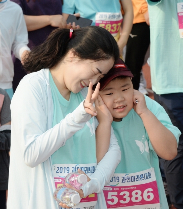 `2019 과천마라톤대회`가 열린 12일 오전 과천관문체육공원에서 대회 참가자들이 가족들과 함께 달리며 즐거운 추억을 만들고 있다. 윤원규 기자