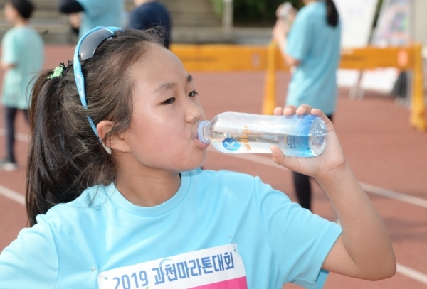 `2019 과천마라톤대회`가 열린 12일 오전 과천관문체육공원에서 어린 5km 대회 참가자가 완주 후 물을 마시고 있다. 윤원규 기자