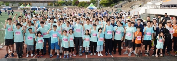 `2019 과천마라톤대회`가 열린 12일 오전 과천관문체육공원에서 김종천 과천시장과 신항철 경기일보 대표이사 사장, 윤미현 과천시의회 의장을 비롯한 내빈과 5km 부분 참가자들이 출발 전 기념촬영을 하고 있다 윤원규 기자