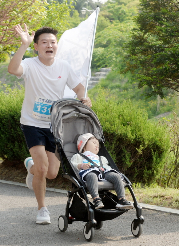 `2019 과천마라톤대회`가 열린 12일 오전 과천관문체육공원에서 대회 참가자들이 가족들과 함께 달리며 즐거운 추억을 만들고 있다. 윤원규 기자