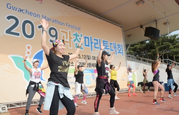 `2019 과천마라톤대회`가 열린 12일 오전 과천관문체육공원에서 줌바댄스공연이 펼쳐지고 있다. 윤원규 기자