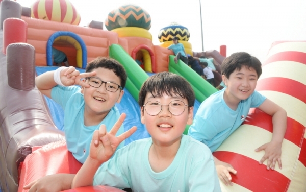 `2019 과천마라톤대회`가 열린 12일 오전 과천관문체육공원에서 어린이들이 에어벌룬 기구를 타며 즐거운 시간을 보내고 있다. 윤원규 기자