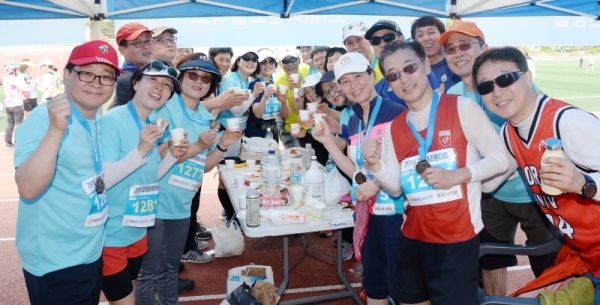 `2019 과천마라톤대회`가 열린 12일 오전 과천관문체육공원에서 참가자들이 완주후 다함께 위하여를 외치며 완주를 자축하고 있다. 윤원규 기자