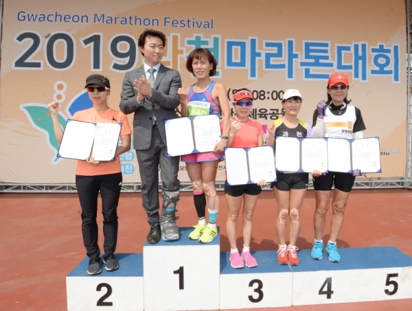 `2019 과천마라톤대회`가 열린 12일 오전 과천관문체육공원에서 김종천 과천시장과 남성 하프부분 수상자들이 기념촬영하고 있다. 윤원규 기자