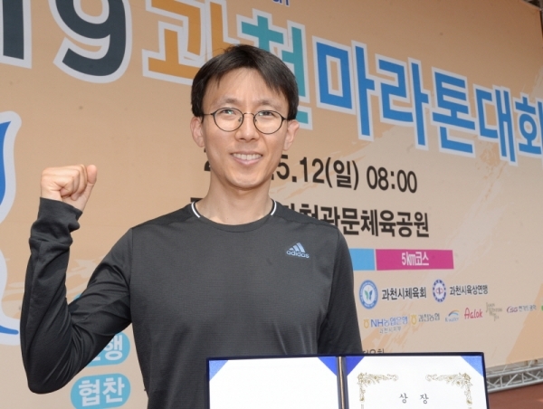 `2019 과천마라톤대회`가 열린 12일 오전 과천관문체육공원에서 남성 하프부분 우승자가 기념촬영을 하고 있다 윤원규 기자