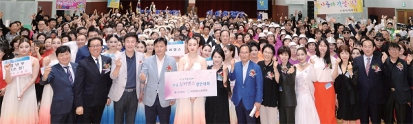 개회식에 참석한 권영필 수원시댄스스포츠연맹 회장, 김영진 국회의원, 이만호 한국댄스스포츠교육협회 회장, 김연배 경기일보 사업국장 등 내빈과 참가자들이 기념촬영을 하고 있다.