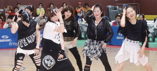 각 팀 참가자들이 다양한 분야의 댄스실력을 선보이고 있다.