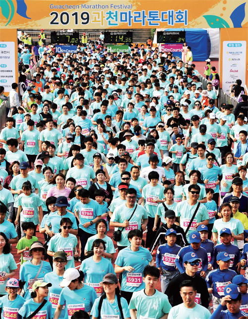 12일 과천 관문체육공원에서 열린 ‘2019 과천마라톤대회’에서 참가자들이 힘차게 출발하고 있다. 이번 대회는 과천시와 경기일보가 공동 주최하고, 과천시체육회와 과천시육상연맹이 주관했다.