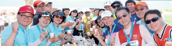 참가자들이 완주후 다함께 ‘위하여’를 외치며 축배를 들고 있다.