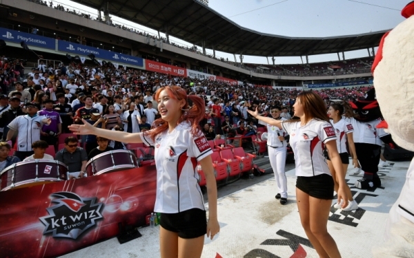 ‘2019 kt wiz 시민 서포터즈 페스티벌’가 열린 12일 수원 케이티 위즈 파크에서 3천여명의 서포터즈들이 응원을 하고 있다.전형민기자