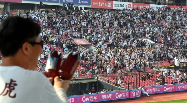 ‘2019 kt wiz 시민 서포터즈 페스티벌’가 열린 12일 수원 케이티 위즈 파크에서 3천여명의 서포터즈들이 응원을 하고 있다.전형민기자