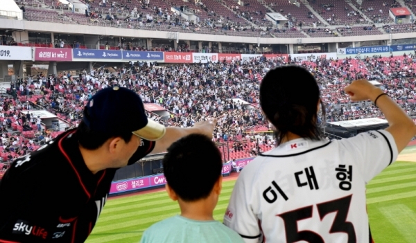 ‘2019 kt wiz 시민 서포터즈 페스티벌’가 열린 12일 수원 케이티 위즈 파크에서 3천여명의 서포터즈들이 응원을 하고 있다.전형민기자