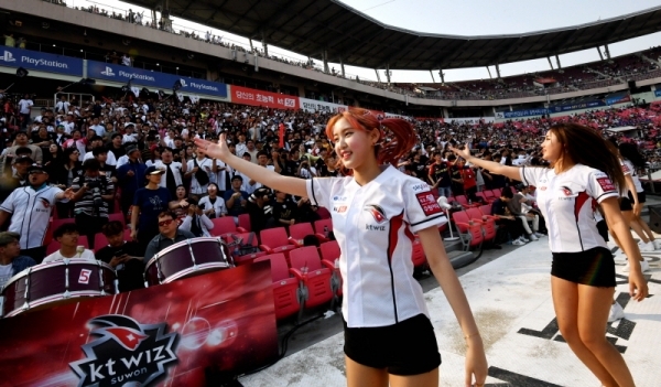 ‘2019 kt wiz 시민 서포터즈 페스티벌’가 열린 12일 수원 케이티 위즈 파크에서 3천여명의 서포터즈들이 응원을 하고 있다.전형민기자