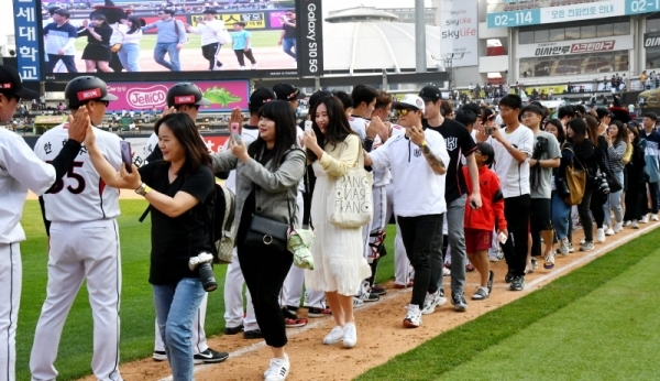 ‘2019 kt wiz 시민 서포터즈 페스티벌’가 열린 12일 수원 케이티 위즈 파크에서 kt wiz선수들과 서포터즈들이 하이파이브를 하고 있다.전형민기자