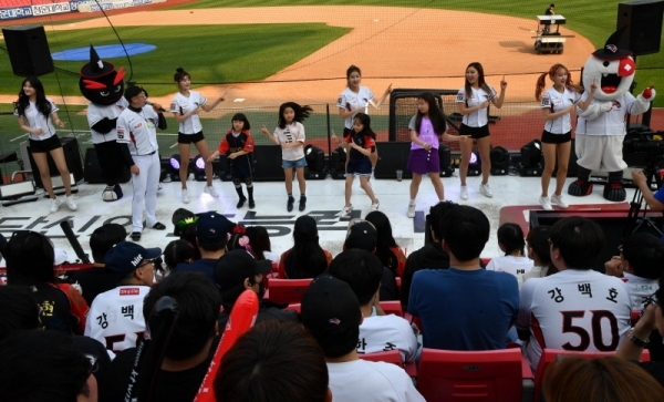 12일 수원 케이티 위즈 파크에서 열린 ‘2019 kt wiz 시민 서포터즈 페스티벌’ 명예응원단장 선발대회에서 서포터즈들이 경연을 하고 있다.전형민기자