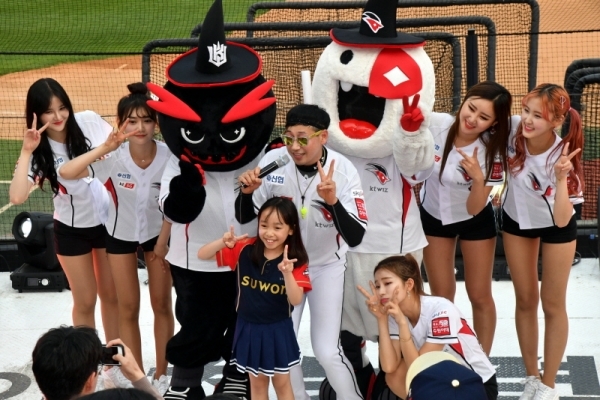 ‘2019 kt wiz 시민 서포터즈 페스티벌’가 열린 12일 수원 케이티 위즈 파크에서 명예응원단장에 선발된 윤소윤양(수원 대선초 4년)이 기념촬영을 하고 있다.전형민기자