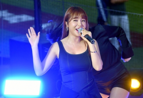 ‘2019 kt wiz 시민 서포터즈 페스티벌’가 열린 12일 수원 케이티 위즈 파크에서 가수 홍진영이 공연을 하고있다.전형민기자