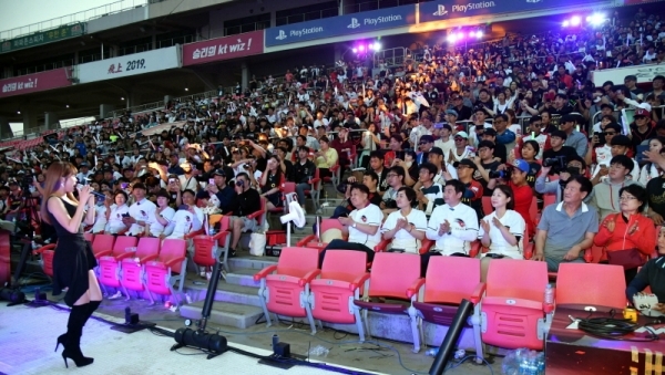 ‘2019 kt wiz 시민 서포터즈 페스티벌’가 열린 12일 수원 케이티 위즈 파크에서 가수 홍진영이 공연을 하고있다.전형민기자
