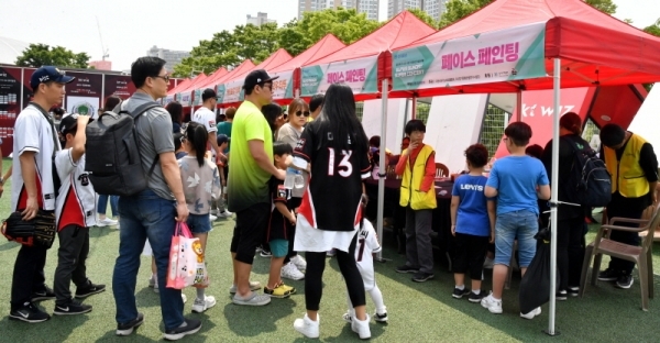 ‘2019 kt wiz 시민 서포터즈 페스티벌’가 열린 12일 수원 케이티 위즈 파크에서 관람객들이 페이스 페인팅을 하고 있다.전형민기자
