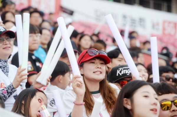 KT위즈 팬들을 위한 축제,‘2019 kt wiz 시민 서포터즈 페스티벌’이 열린 12일 오후 수원 케이티 위즈 파크에 참여한 KT위즈 서포터즈들이 공연을 보며 즐거워 하고 있다. 윤원규 기자