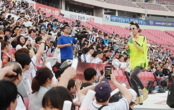 KT위즈 팬들을 위한 축제,‘2019 kt wiz 시민 서포터즈 페스티벌’이 열린 12일 오후 수원 케이티 위즈 파크에서 가수 노라조가 열창을 하며 서포터즈의 호응을 이끌고 있다. 윤원규 기자