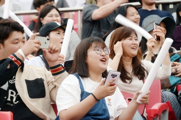 KT위즈 팬들을 위한 축제,‘2019 kt wiz 시민 서포터즈 페스티벌’이 열린 12일 오후 수원 케이티 위즈 파크에 참여한 KT위즈 서포터즈들이 공연을 보며 즐거워 하고 있다. 윤원규 기자