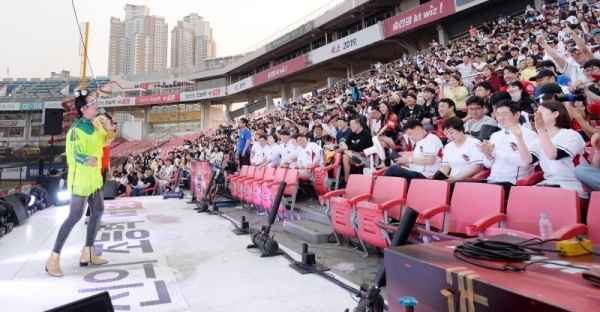 KT위즈 팬들을 위한 축제,‘2019 kt wiz 시민 서포터즈 페스티벌’이 열린 12일 오후 수원 케이티 위즈 파크에서 가수 노라조가 열창을 하며 서포터즈의 호응을 이끌고 있다. 윤원규 기자