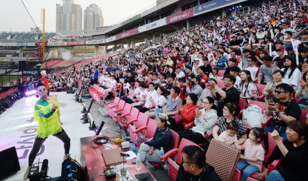 KT위즈 팬들을 위한 축제,‘2019 kt wiz 시민 서포터즈 페스티벌’이 열린 12일 오후 수원 케이티 위즈 파크에서 가수 노라조가 열창을 하며 서포터즈의 호응을 이끌고 있다. 윤원규 기자