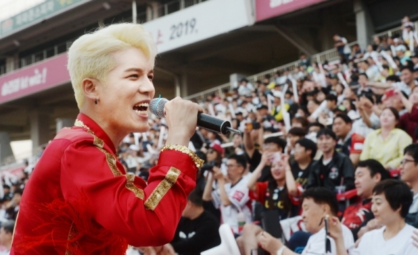 KT위즈 팬들을 위한 축제,‘2019 kt wiz 시민 서포터즈 페스티벌’이 열린 12일 오후 수원 케이티 위즈 파크에서 가수 노라조가 열창을 하며 서포터즈의 호응을 이끌고 있다. 윤원규 기자