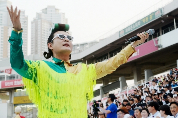 KT위즈 팬들을 위한 축제,‘2019 kt wiz 시민 서포터즈 페스티벌’이 열린 12일 오후 수원 케이티 위즈 파크에서 가수 노라조가 열창을 하며 서포터즈의 호응을 이끌고 있다. 윤원규 기자