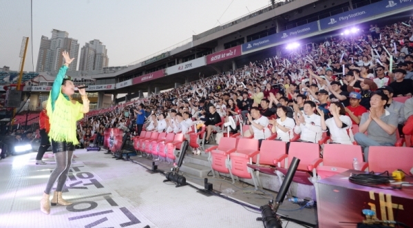 KT위즈 팬들을 위한 축제,‘2019 kt wiz 시민 서포터즈 페스티벌’이 열린 12일 오후 수원 케이티 위즈 파크에서 가수 노라조가 열창을 하며 서포터즈의 호응을 이끌고 있다. 윤원규 기자