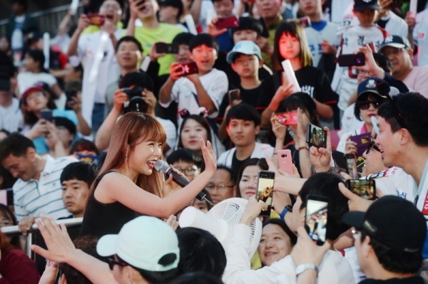 KT위즈 팬들을 위한 축제,‘2019 kt wiz 시민 서포터즈 페스티벌’이 열린 12일 오후 수원 케이티 위즈 파크에서 가수 홍진영이 서포터즈들과 함께 열창하고 있다. 윤원규 기자