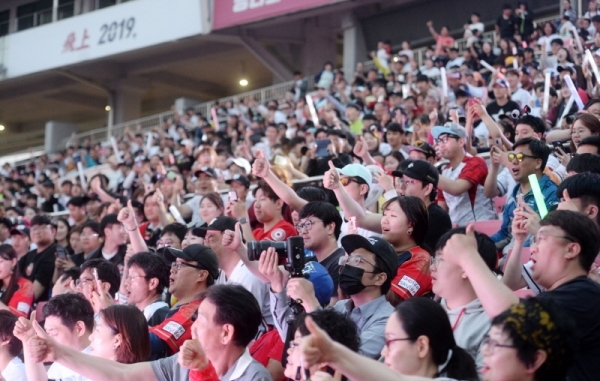 KT위즈 팬들을 위한 축제,‘2019 kt wiz 시민 서포터즈 페스티벌’이 열린 12일 오후 수원 케이티 위즈 파크에 참여한 KT위즈 서포터즈들이 공연을 보며 즐거워 하고 있다. 윤원규 기자