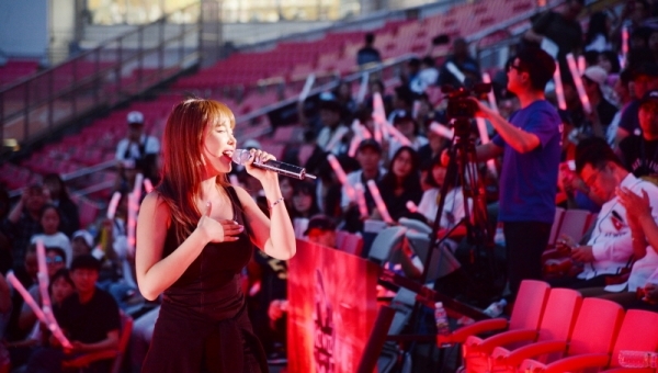 KT위즈 팬들을 위한 축제,‘2019 kt wiz 시민 서포터즈 페스티벌’이 열린 12일 오후 수원 케이티 위즈 파크에서 가수 홍진영이 서포터즈들과 함께 열창하고 있다. 윤원규 기자