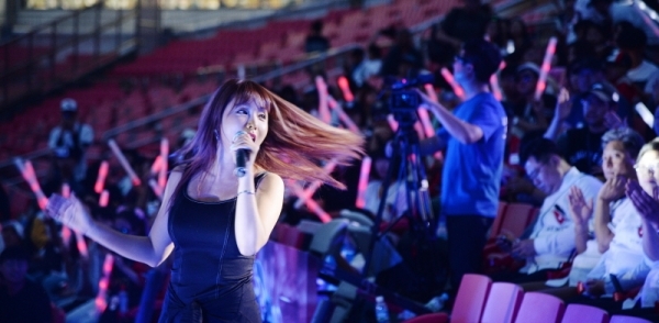 KT위즈 팬들을 위한 축제,‘2019 kt wiz 시민 서포터즈 페스티벌’이 열린 12일 오후 수원 케이티 위즈 파크에서 가수 홍진영이 서포터즈들과 함께 열창하고 있다. 윤원규 기자