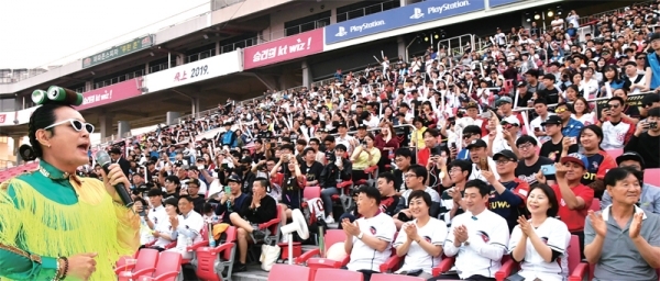 ‘2019 KT 위즈 시민 서포터즈 페스티벌’이 열린 12일 수원 케이티 위즈 파크에서 3천여 명의 서포터즈들이 홍진영, 노라조 등 유명가수들의 공연을 보며 즐거워하고 있다. 이번 행사는 경기일보 주최, 수원시야구소프트볼협회, 경기문화관광연구사업단 주관으로 열렸다. 전형민기자