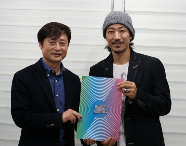 ▲ BMF 총감독을 맡고 있는 소홍삼 의정부예술의전당 문화사업본부장과 예술감독 타이거JK가 기념촬영을 하고 있다.