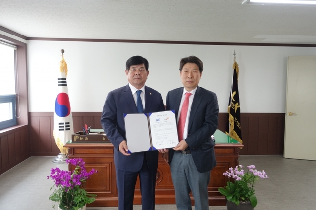 하용환 대한건설협회 경기도회장(사진 왼쪽)과 한병우 (사)한국산업경쟁력연구원장이 업무협약을 체결한 뒤 기념촬영을 하고 있다.