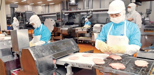 하늘푸드 제2공장에서 직원들이 냉동 돈까스의 텐더라이징 공정을 하고 있다. 전형민기자