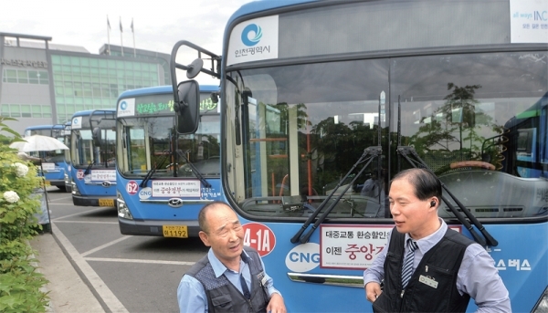 인천시 버스노사의 2차 쟁의 조정회의를 하루 앞둔 13일 오후 인천 남동권역 버스공영차고지에서 버스기사들이 쟁의 조정회의에 대한 이야기를 나누고 있다. 조주현기자