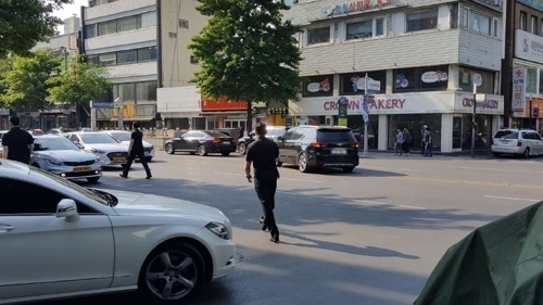 영화 '배심원들' 출연진을 태운 차량들이 불법 유턴을 하고 있다. 연합뉴스