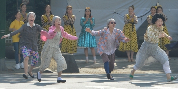 14일 오후 인천 미추홀구 관교동 터미널사거리에서 열린 ‘2019 춤추는도시인천-동아시아문화도시 프로젝트 횡단보도 플래시몹’에서 무용수들이 공연을 하고 있다.조주현기자